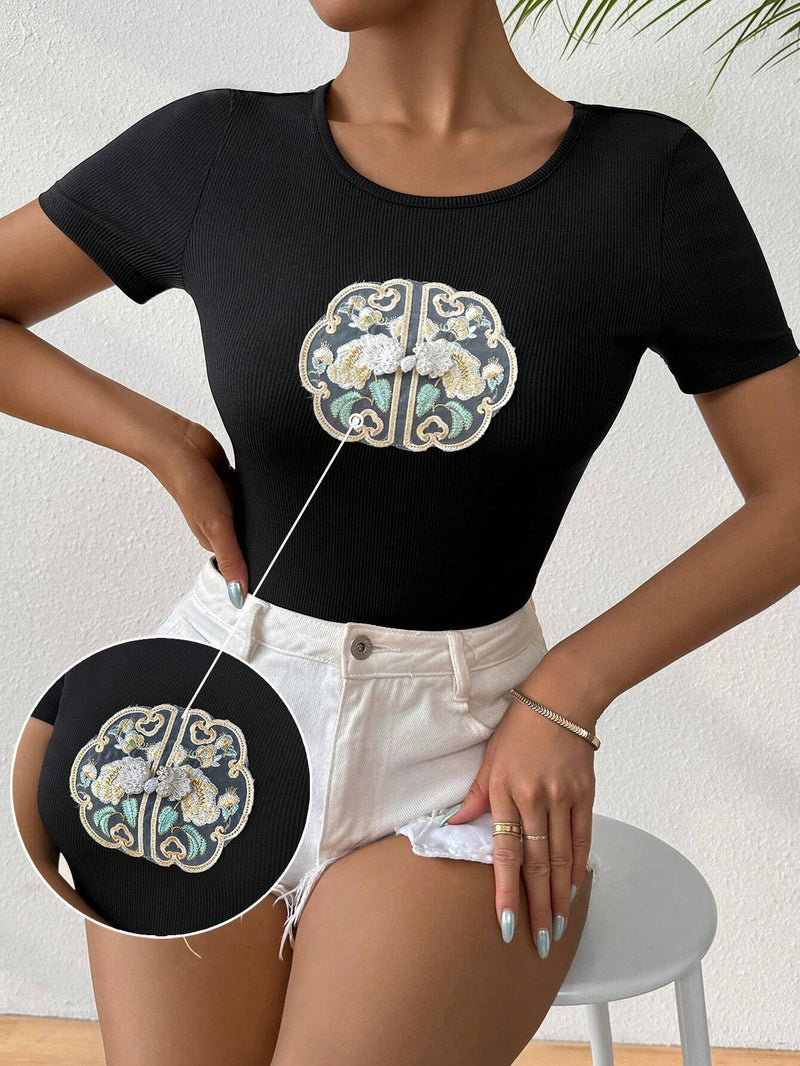 Camiseta de verano para mujer con bordado floral, ajustada con manga corta y decoracion de hebilla