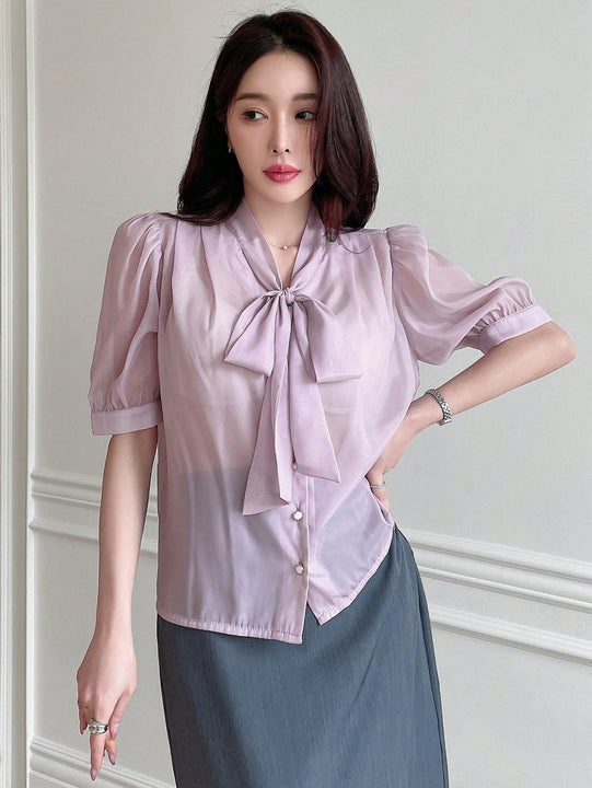 DAZY Camisa de mujer de manga corta plisada de unicolor con cuello drapeado