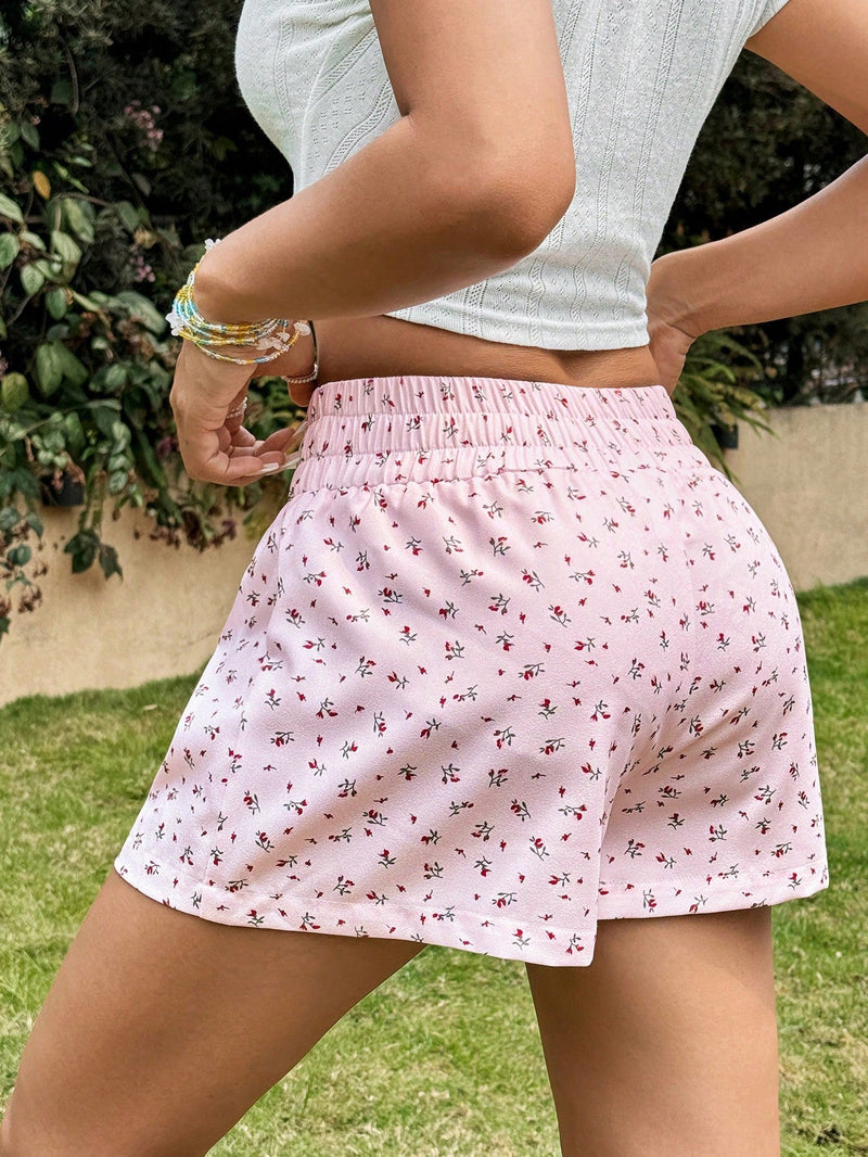 EZwear Shorts de pierna ancha con detalles de parches de letras en estampado floral rosa para salir en verano