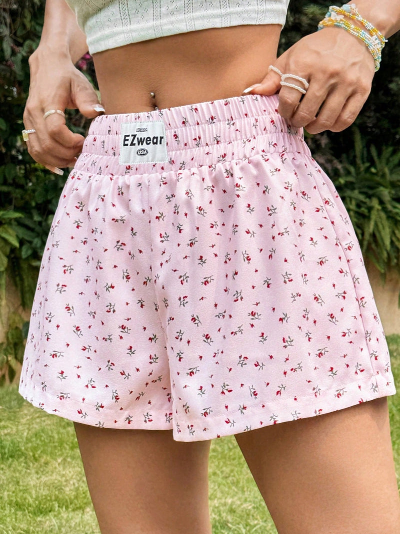 EZwear Shorts de pierna ancha con detalles de parches de letras en estampado floral rosa para salir en verano