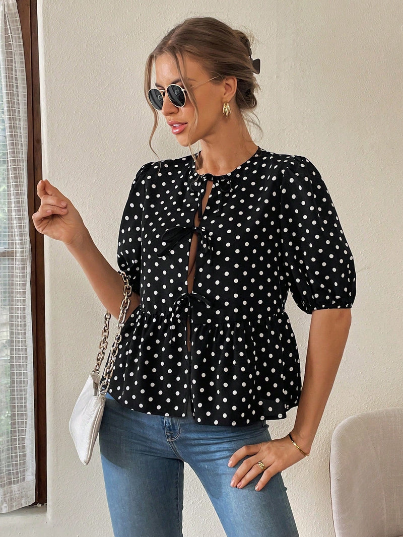 Essnce Blusa corta informal tejida con mangas cortas abullonadas para mujer 2024, blusa corta negra y blanca con lunares redondos en el cuello y botones frontales, coleccion de ropa de calle, primavera/verano