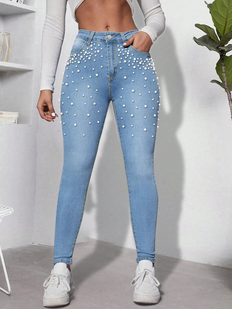 Jeans ajustados casuales con decoracion de tachuelas