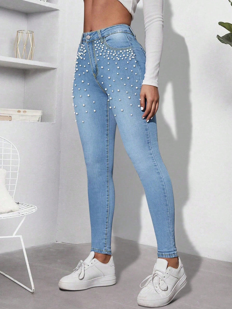 Jeans ajustados casuales con decoracion de tachuelas