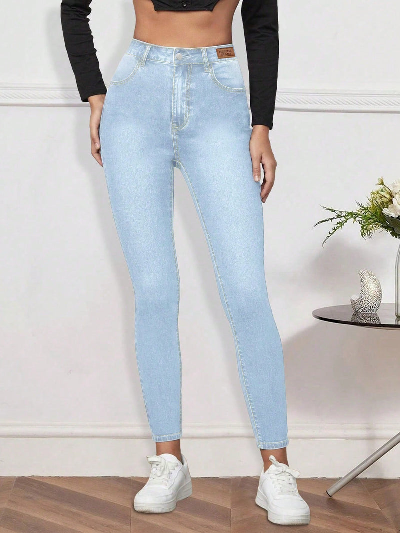 Jeans ajustados de mezclilla con decoracion de parche y corte de pierna estrecha