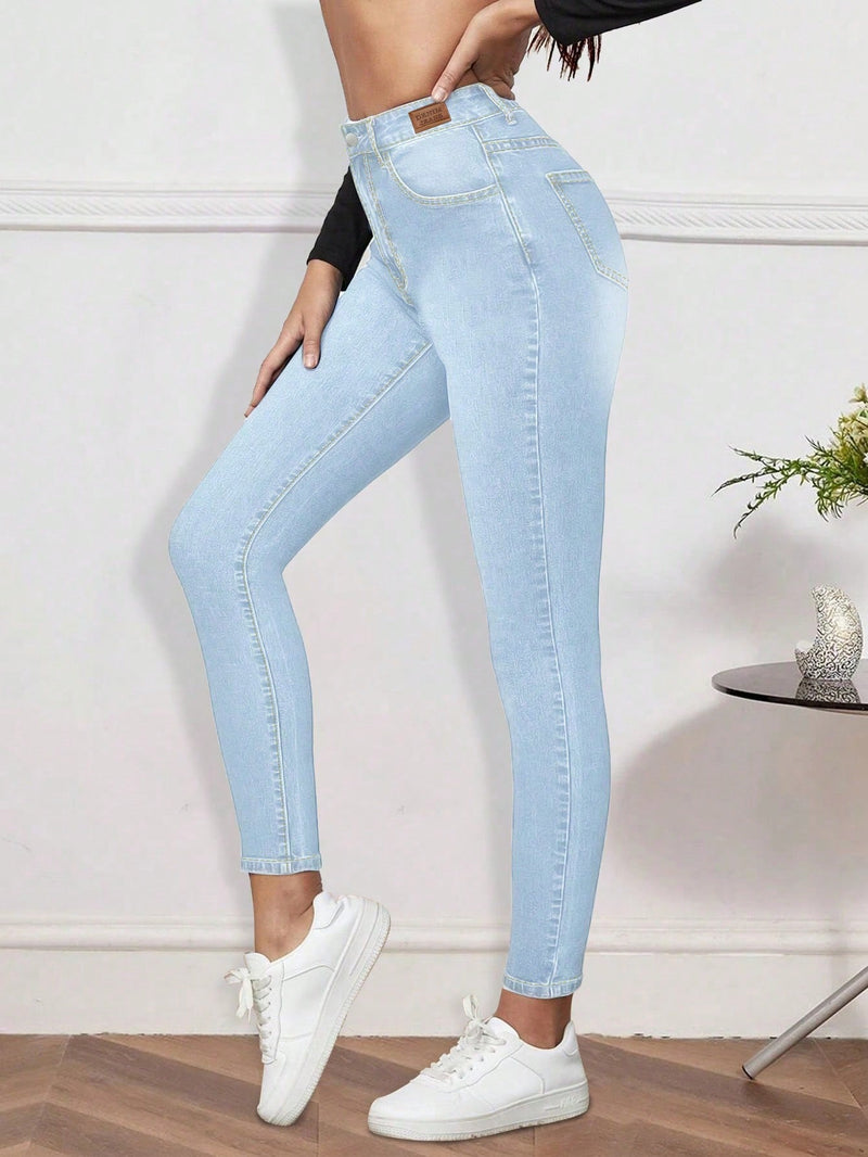 Jeans ajustados de mezclilla con decoracion de parche y corte de pierna estrecha