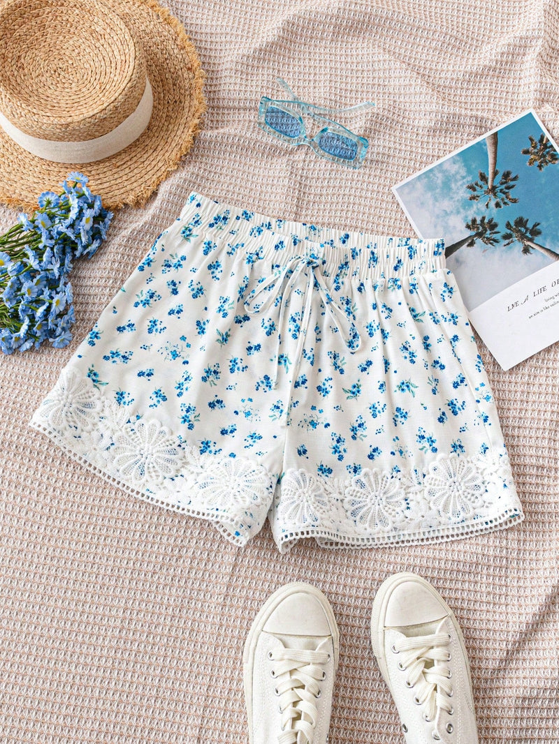 WYWH Shorts casuales de flores azules con base blanca y dobladillo de encaje para mujeres de vacaciones, perfectos para te por la tarde y actividades de ocio