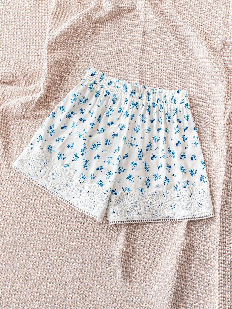 WYWH Shorts casuales de flores azules con base blanca y dobladillo de encaje para mujeres de vacaciones, perfectos para te por la tarde y actividades de ocio