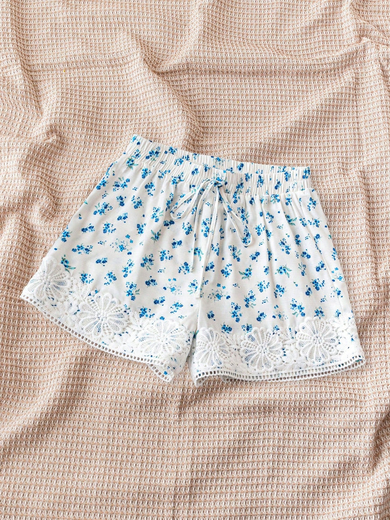 WYWH Shorts casuales de flores azules con base blanca y dobladillo de encaje para mujeres de vacaciones, perfectos para te por la tarde y actividades de ocio