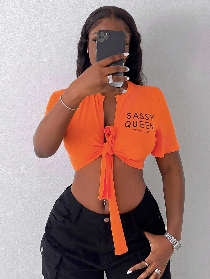 Slayr Camisa casual de mujer de color naranja recortada con cuello redondo y cuello en V abierto, mangas amplias y estampado de letras inglesas con placket