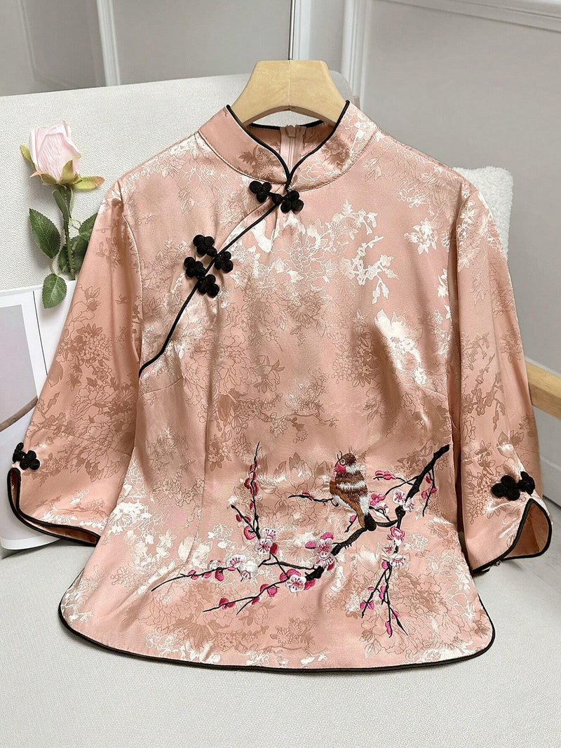 Blusa casual para atuendo estilo Hanfu con cuello mandarin de color contrastante, flores bordadas y botones decorativos