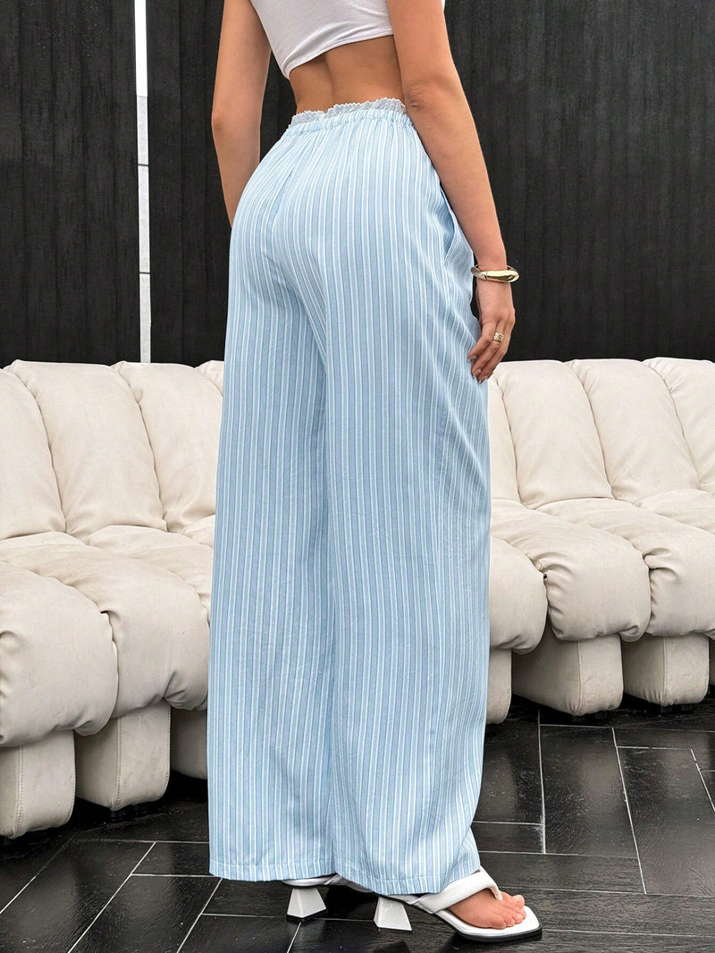 Essnce Los pantalones talla grande populares del verano con rayas azules y blancas, encaje combinado, piernas anchas con cintura ajustable para la moda de calle de mujeres.