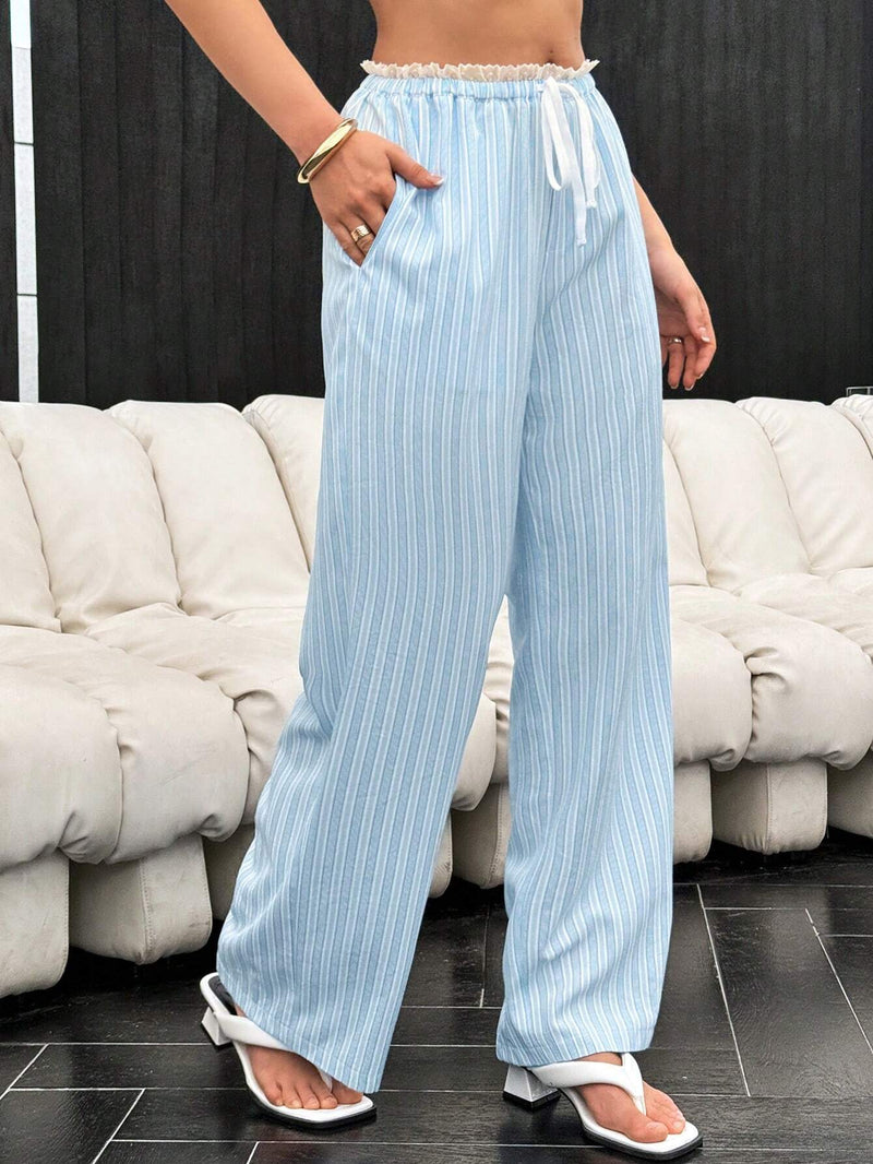 Essnce Los pantalones talla grande populares del verano con rayas azules y blancas, encaje combinado, piernas anchas con cintura ajustable para la moda de calle de mujeres.