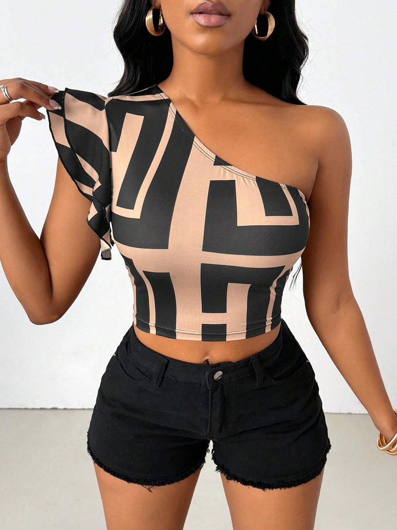 Slayr Top para mujeres con cuello asimetrico con estampado geometrico y mangas con ribetes de volantes