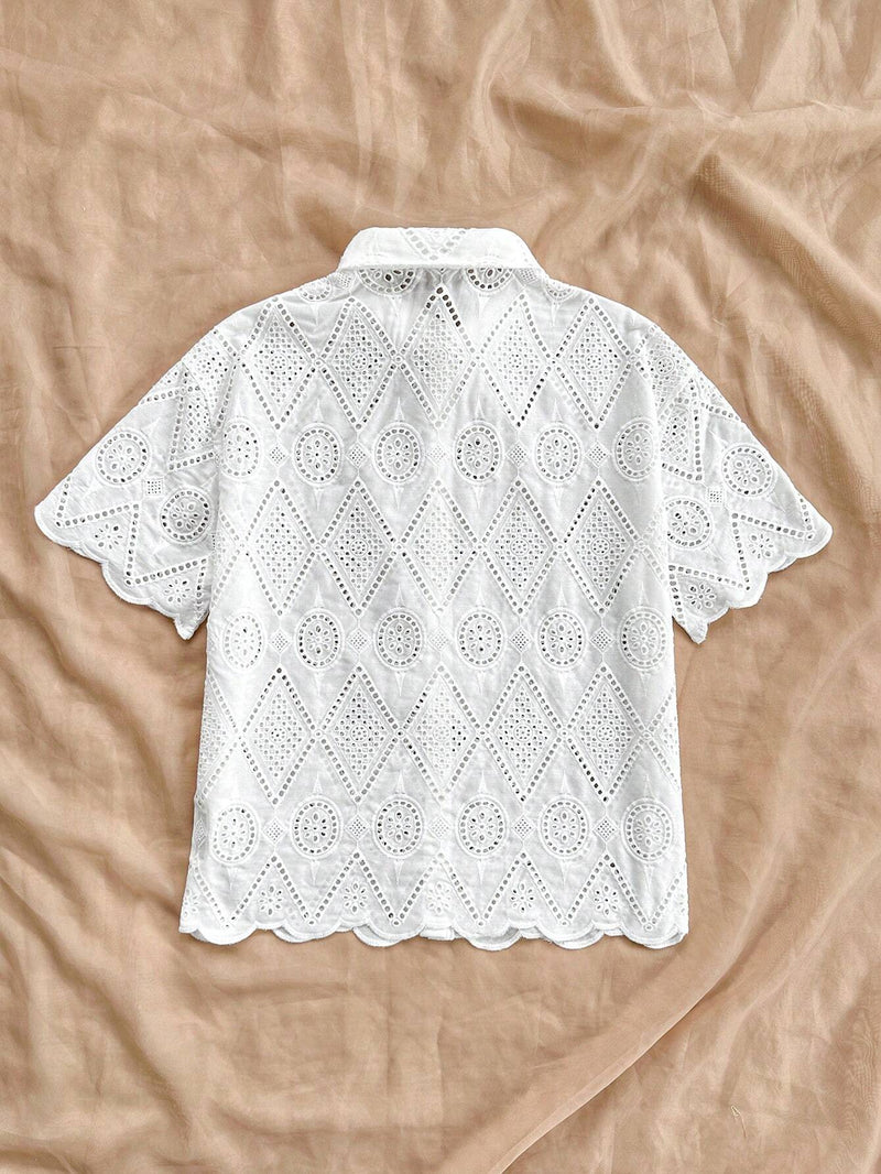 Camisa blanca suelta para mujeres con bordado de textura y patron floral quemado, adecuada para vacaciones, playa, temporada de graduacion, fiesta de Pascua, almuerzo y salidas de te por la tarde