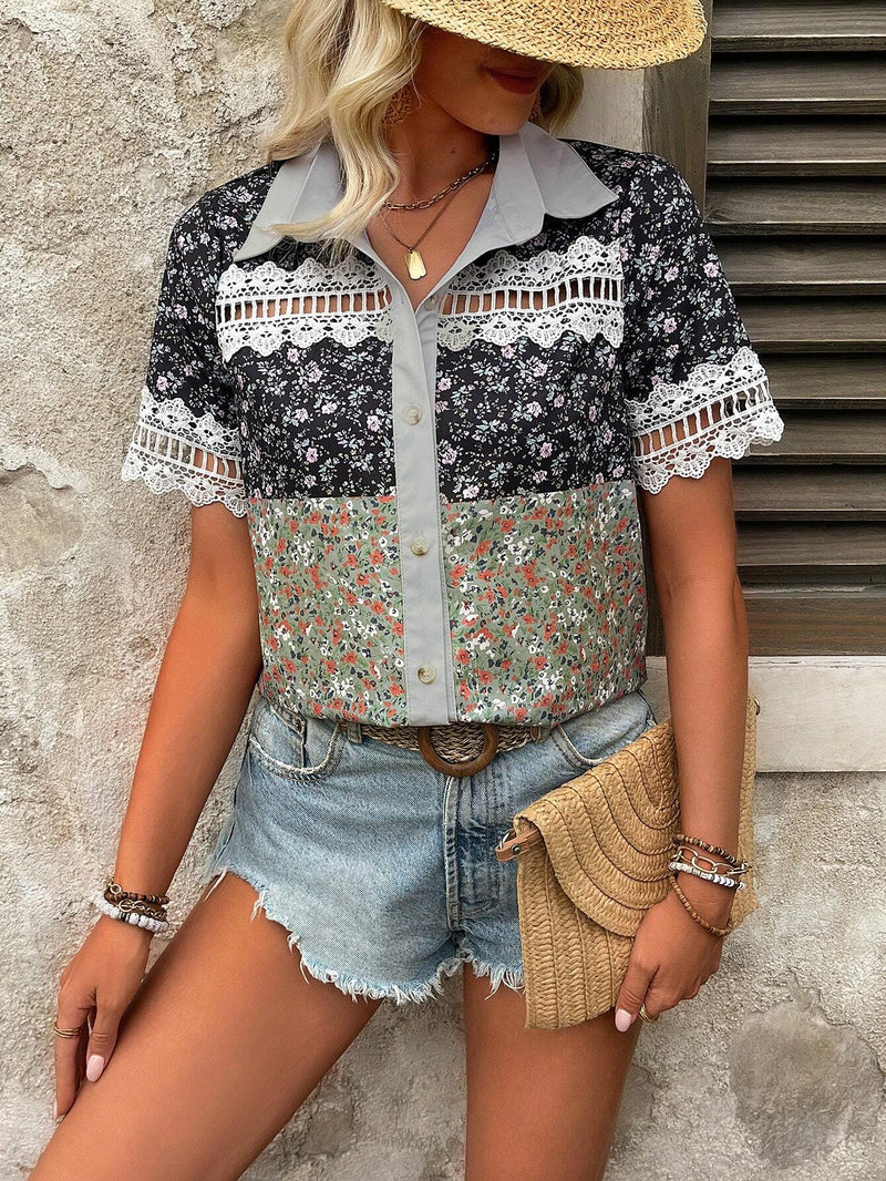 Camisa de mujer con botones de manga corta con estilo de vacaciones con estampado floral