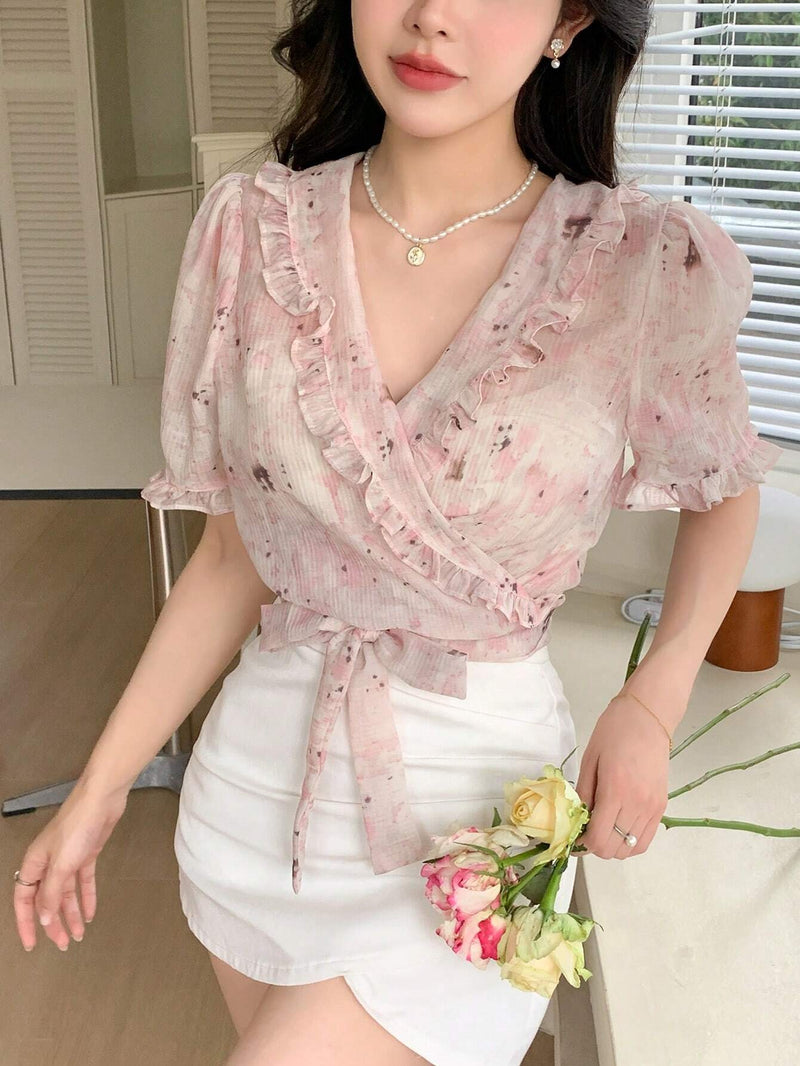 DAZY Camisa estampada con flores de manga corta, cuello en V, cruzada y con nudo en la cintura, ideal para un aspecto elegante de verano para mujer