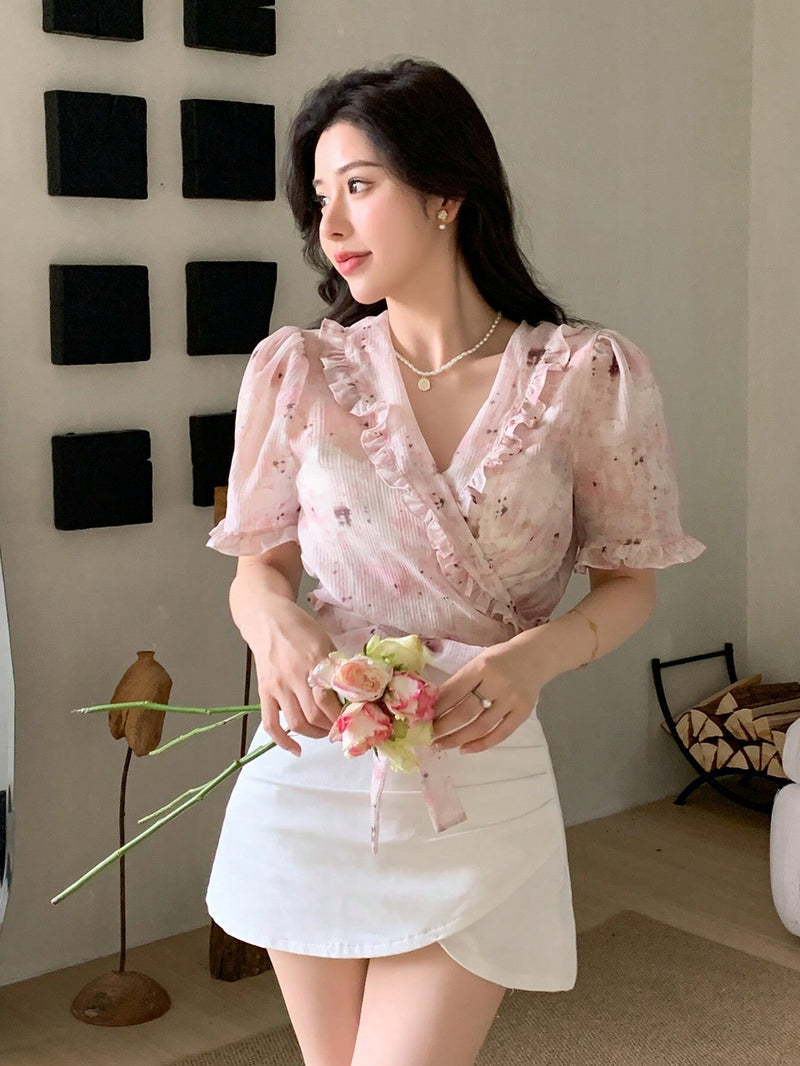 DAZY Camisa estampada con flores de manga corta, cuello en V, cruzada y con nudo en la cintura, ideal para un aspecto elegante de verano para mujer