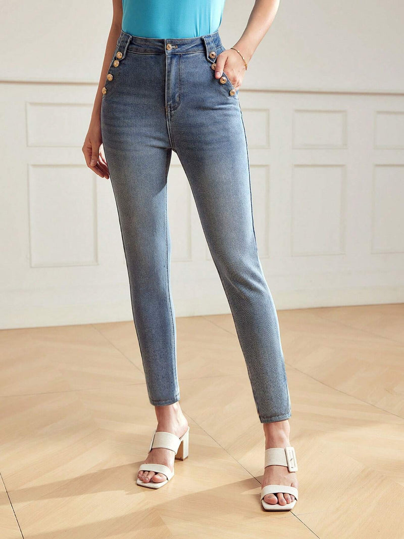 MOTF Classy JEANS AJUSTADOS CON BOLSILLOS EN DIAGONAL Y DETALLE DE BOTON DORADO