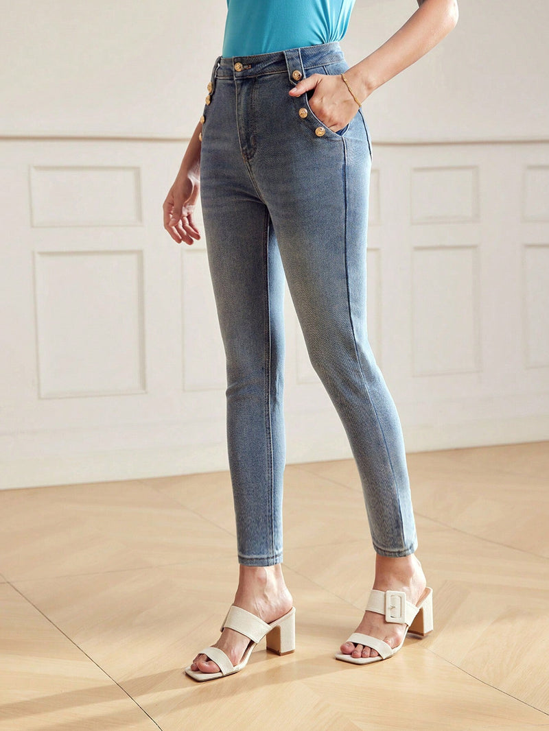 MOTF Classy JEANS AJUSTADOS CON BOLSILLOS EN DIAGONAL Y DETALLE DE BOTON DORADO