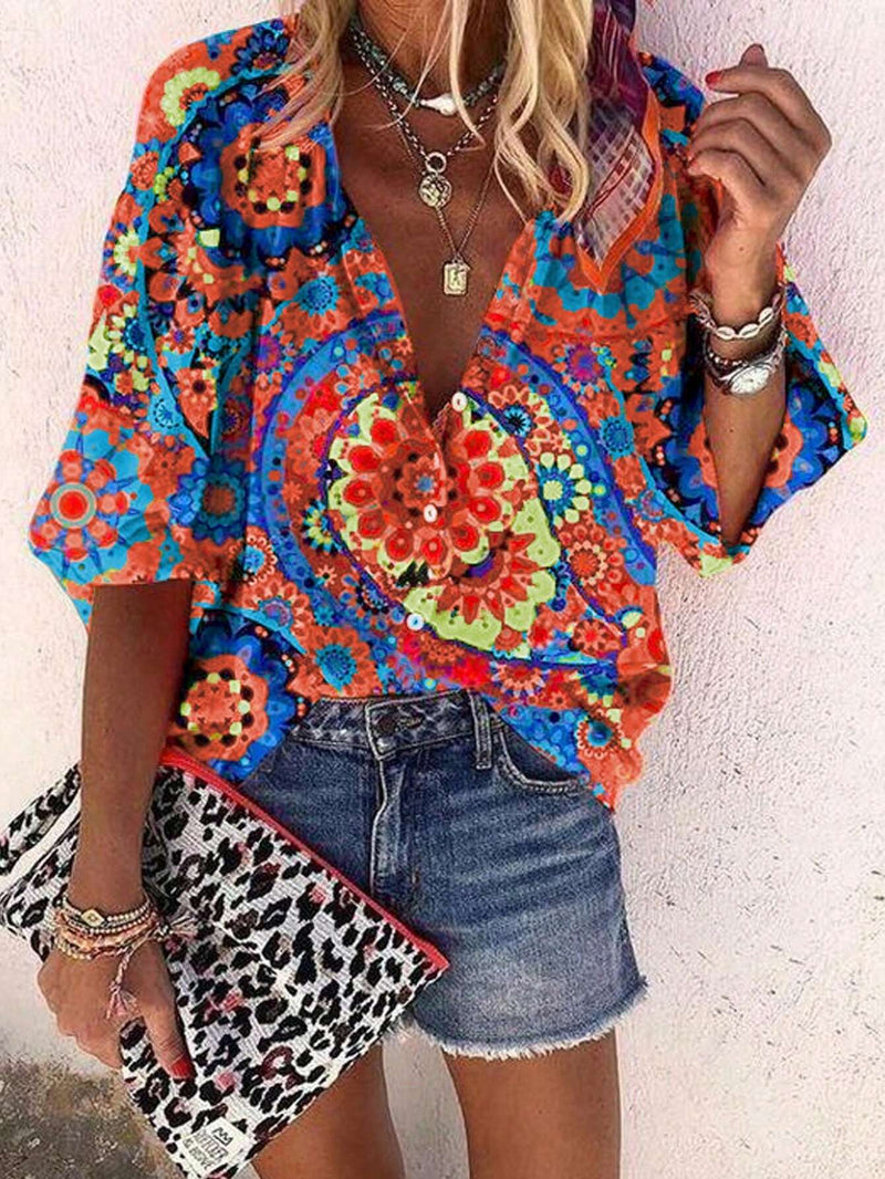 Blusa estampada al azar con escote en V y mangas de cinco puntas