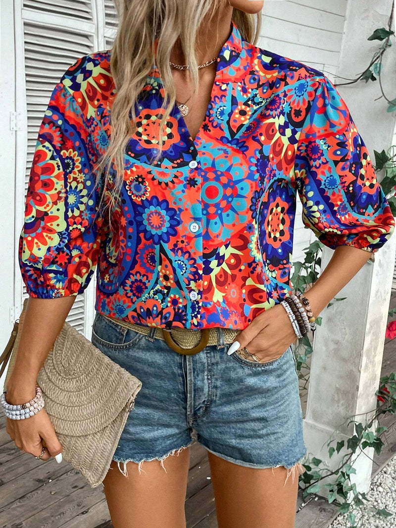 Blusa estampada al azar con escote en V y mangas de cinco puntas