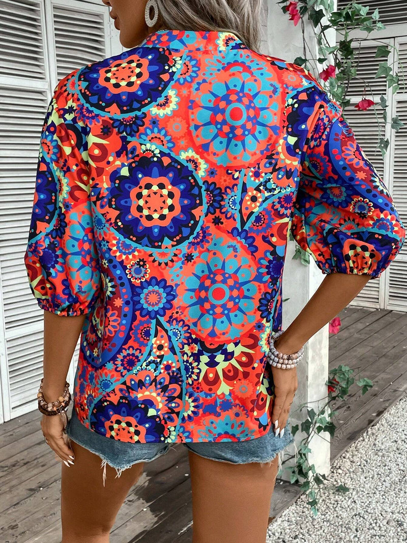 Blusa estampada al azar con escote en V y mangas de cinco puntas