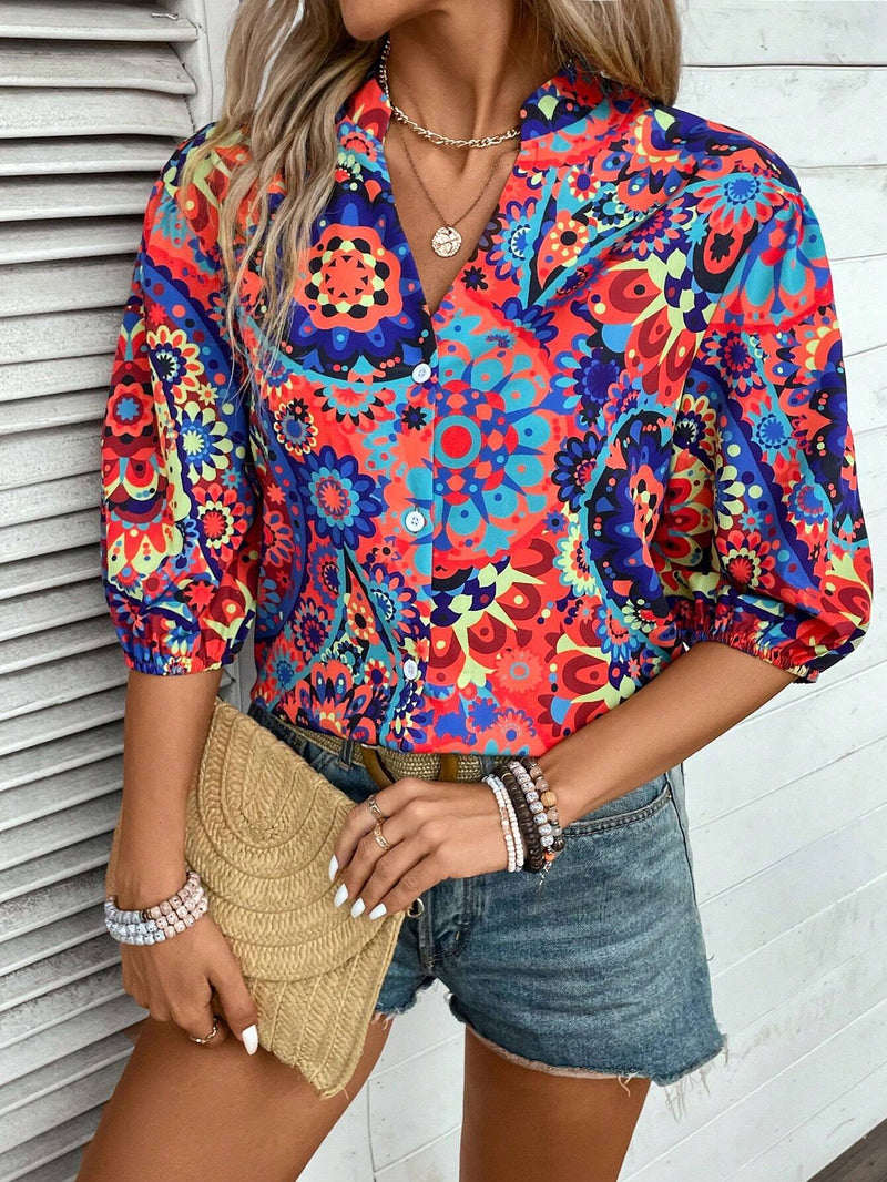 Blusa estampada al azar con escote en V y mangas de cinco puntas