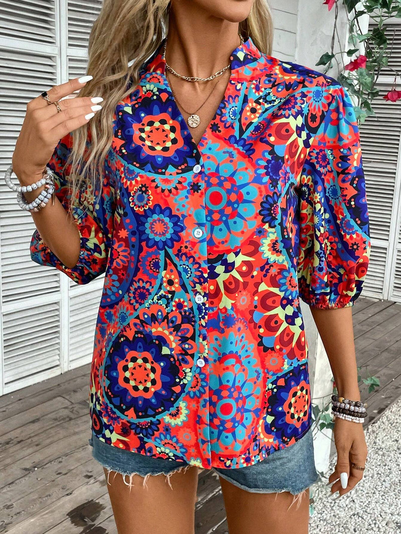 Blusa estampada al azar con escote en V y mangas de cinco puntas