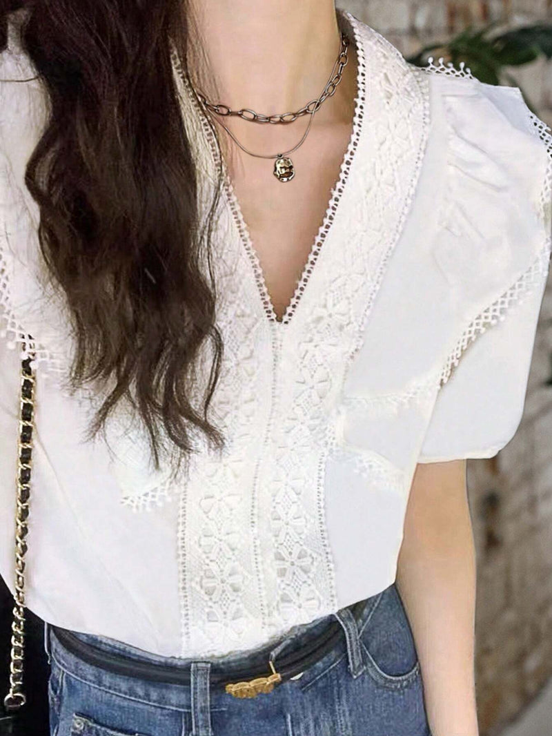 Essnce Camisa blanca de mujer con pequeno cuello en V, cuello empalmado con encaje, mangas con borde floral calado y dobladillo con volantes