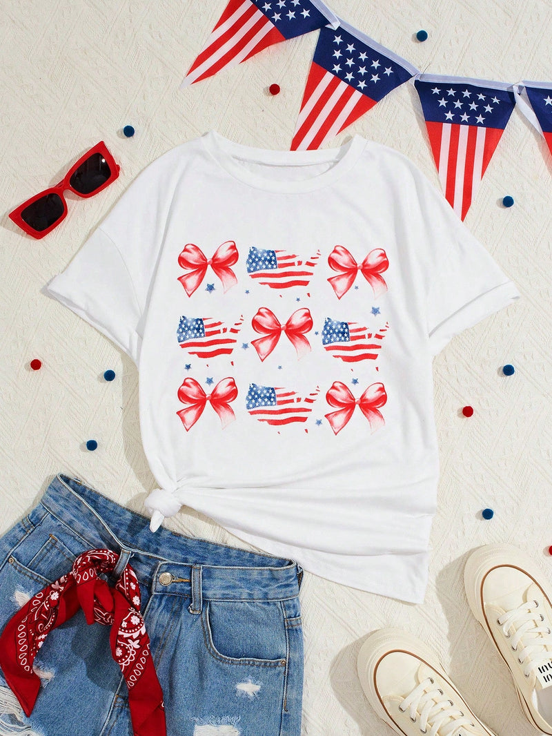 Camiseta de manga corta con cuello redondo con patron de banderas y lazo para el Cuatro de Julio, Dia de Independencia de Estados Unidos. Atuendo casual y divertido para el 4 de julio. Perfecto para las fiestas del 4 de julio