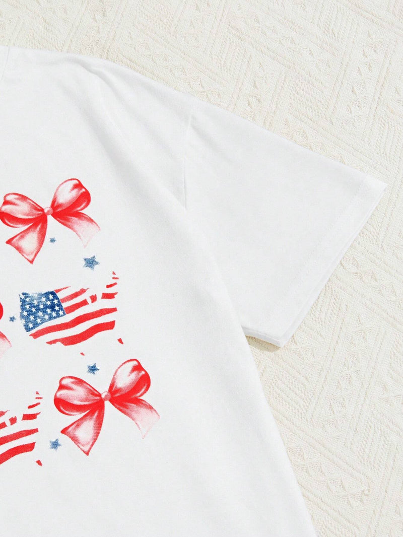 Camiseta de manga corta con cuello redondo con patron de banderas y lazo para el Cuatro de Julio, Dia de Independencia de Estados Unidos. Atuendo casual y divertido para el 4 de julio. Perfecto para las fiestas del 4 de julio