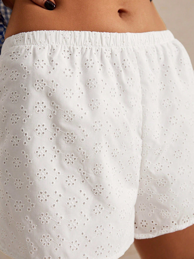 Frenchy Shorts de verano informales blancos para mujer, comodos, lindos, para estar en casa con cintura elastica y bordado de aberturas solido