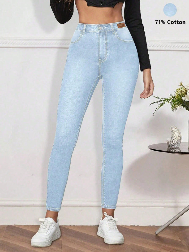 Jeans ajustados de mezclilla con decoracion de parche y corte de pierna estrecha