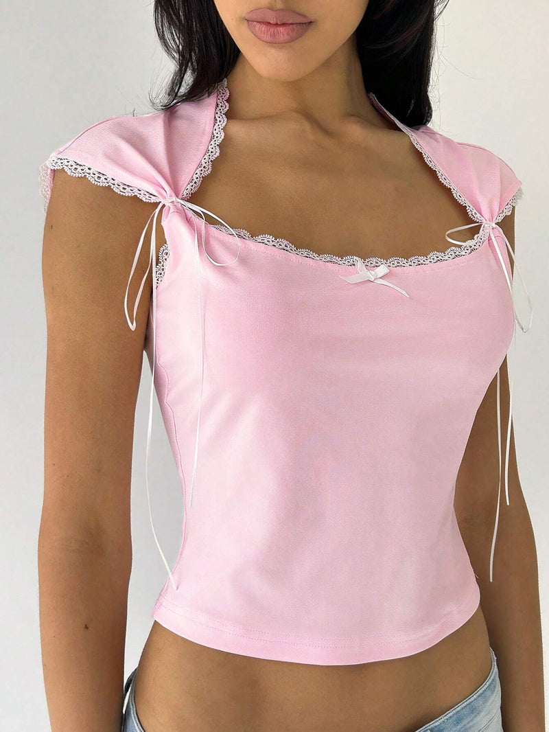 Camiseta de verano para mujer con cuello de cisne con encaje contrastante y mangas de sombrero decoradas con lazo