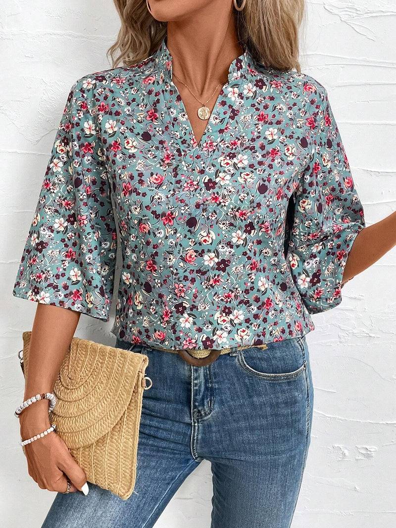 Camisa casual de vacaciones para mujer con estampado floral suelto, cuello en V acanalado y mangas acampanadas