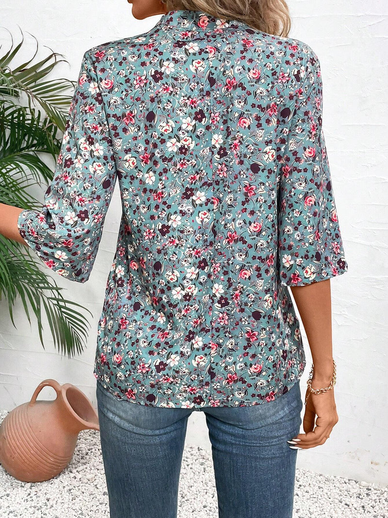 Camisa casual de vacaciones para mujer con estampado floral suelto, cuello en V acanalado y mangas acampanadas