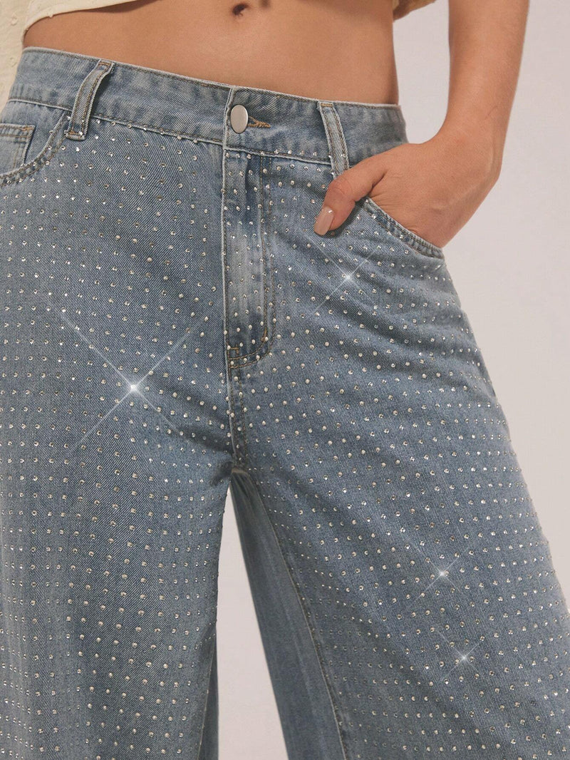 Forever 21 Jeans de pierna recta con detalle de diamante disperso y lavado retro para conjuntos de primavera. Jeans de talle medio para conjuntos de festivales y suaves fondos para el verano con diamantes de imitacion.