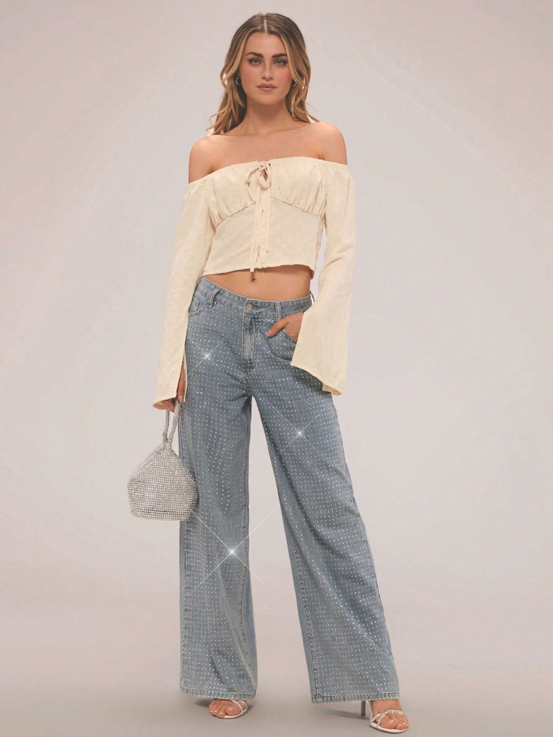 Forever 21 Jeans de pierna recta con detalle de diamante disperso y lavado retro para conjuntos de primavera. Jeans de talle medio para conjuntos de festivales y suaves fondos para el verano con diamantes de imitacion.