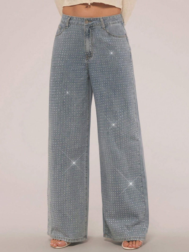 Forever 21 Jeans de pierna recta con detalle de diamante disperso y lavado retro para conjuntos de primavera. Jeans de talle medio para conjuntos de festivales y suaves fondos para el verano con diamantes de imitacion.