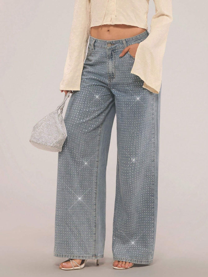 Forever 21 Jeans de pierna recta con detalle de diamante disperso y lavado retro para conjuntos de primavera. Jeans de talle medio para conjuntos de festivales y suaves fondos para el verano con diamantes de imitacion.