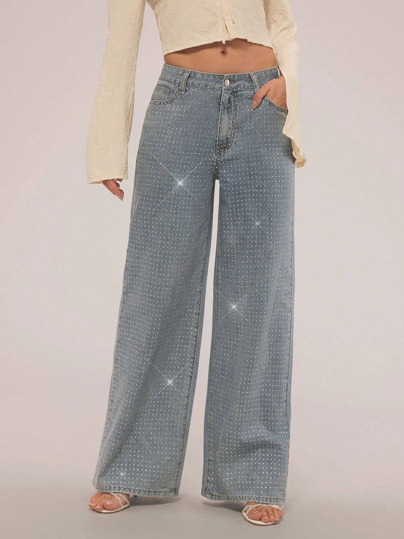 Forever 21 Jeans de pierna recta con detalle de diamante disperso y lavado retro para conjuntos de primavera. Jeans de talle medio para conjuntos de festivales y suaves fondos para el verano con diamantes de imitacion.