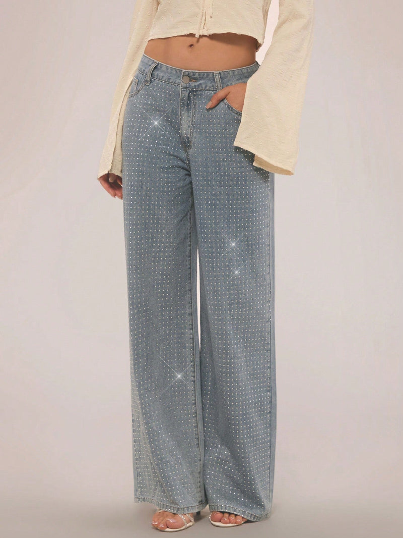 Forever 21 Jeans de pierna recta con detalle de diamante disperso y lavado retro para conjuntos de primavera. Jeans de talle medio para conjuntos de festivales y suaves fondos para el verano con diamantes de imitacion.