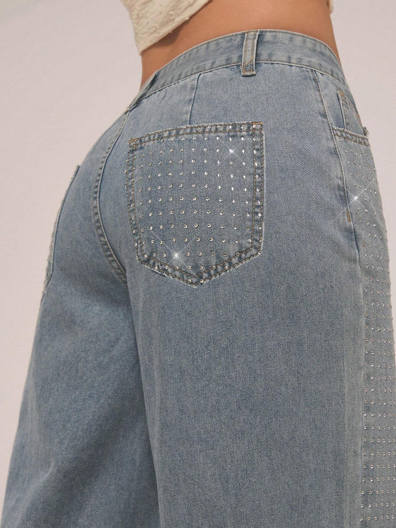 Forever 21 Jeans de pierna recta con detalle de diamante disperso y lavado retro para conjuntos de primavera. Jeans de talle medio para conjuntos de festivales y suaves fondos para el verano con diamantes de imitacion.