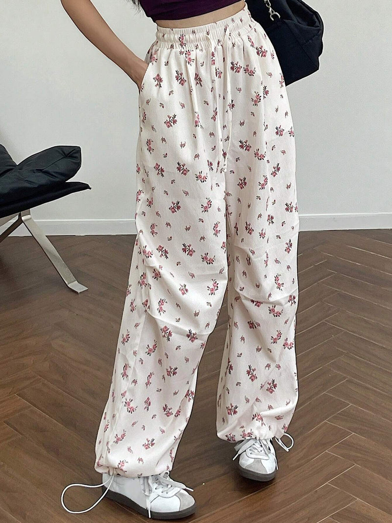 DAZY Pantalones casuales con estampado floral Ditsy y cordon de ajuste