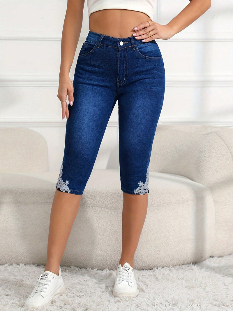 Jeans ajustados elasticos para mujer con bolsillos estampados florales y diseno corto