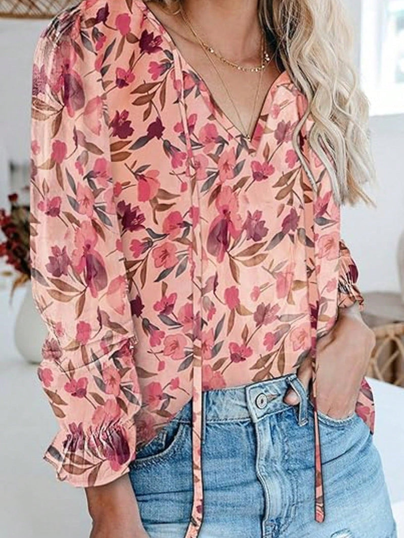 Blusa con estampado floral con cuello de lazo y mangas con vuelo