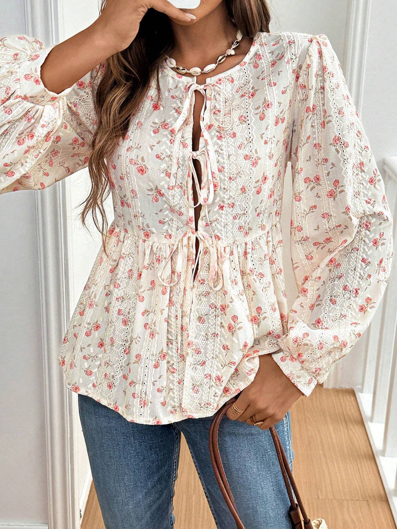 Blusa con estampado floral, mangas abullonadas con lazo en la parte delantera y dobladillo con ribete de volantes