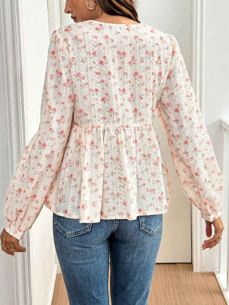 Blusa con estampado floral, mangas abullonadas con lazo en la parte delantera y dobladillo con ribete de volantes