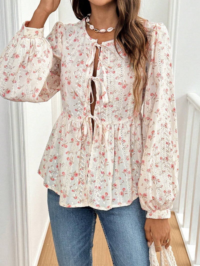 Blusa con estampado floral, mangas abullonadas con lazo en la parte delantera y dobladillo con ribete de volantes