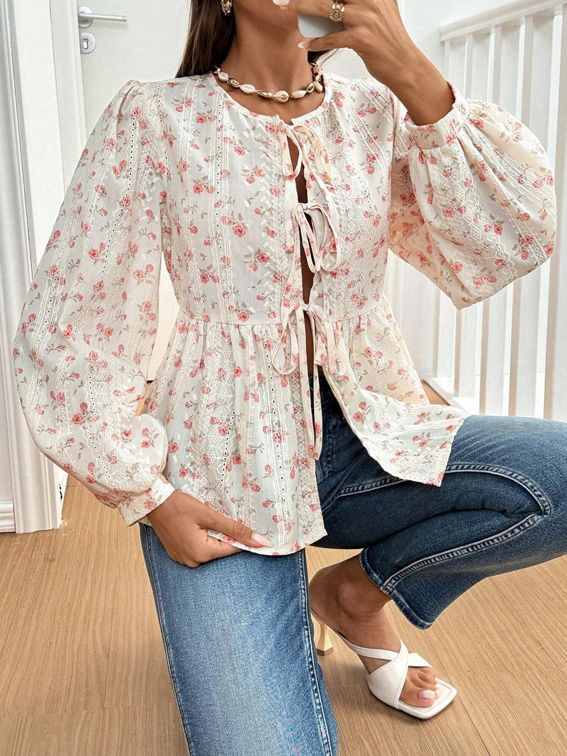 Blusa con estampado floral, mangas abullonadas con lazo en la parte delantera y dobladillo con ribete de volantes